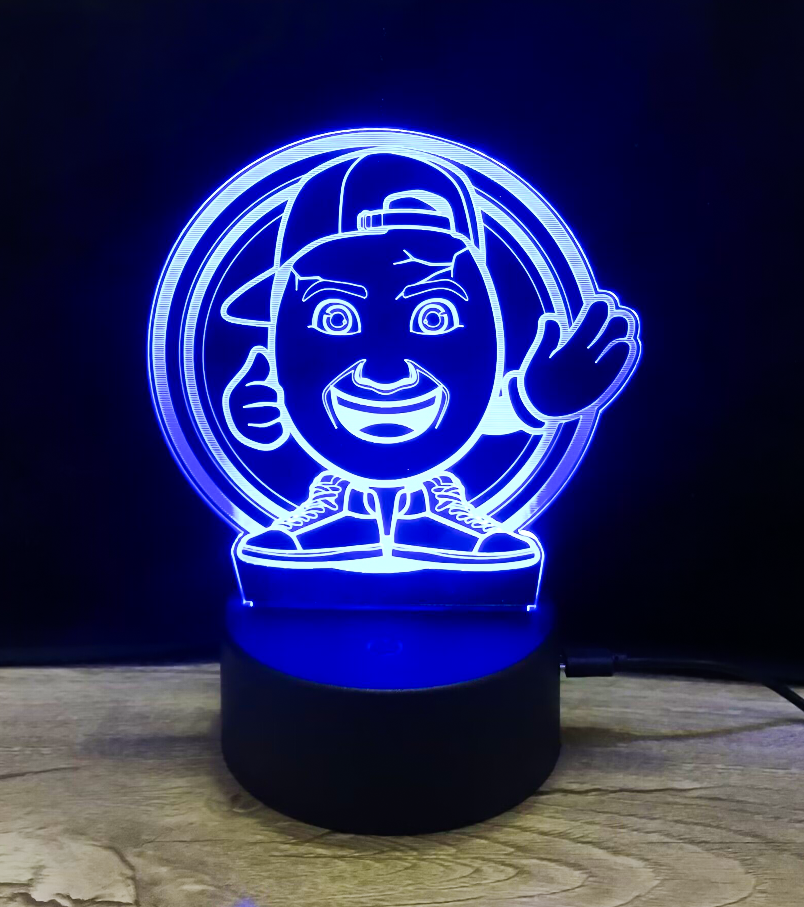 Stylische 3D-LED-Lampe von ClashGames in leuchtendem Blau mit Clashi-Design – ein Must-have für Gaming-Setups und Fans der Community.