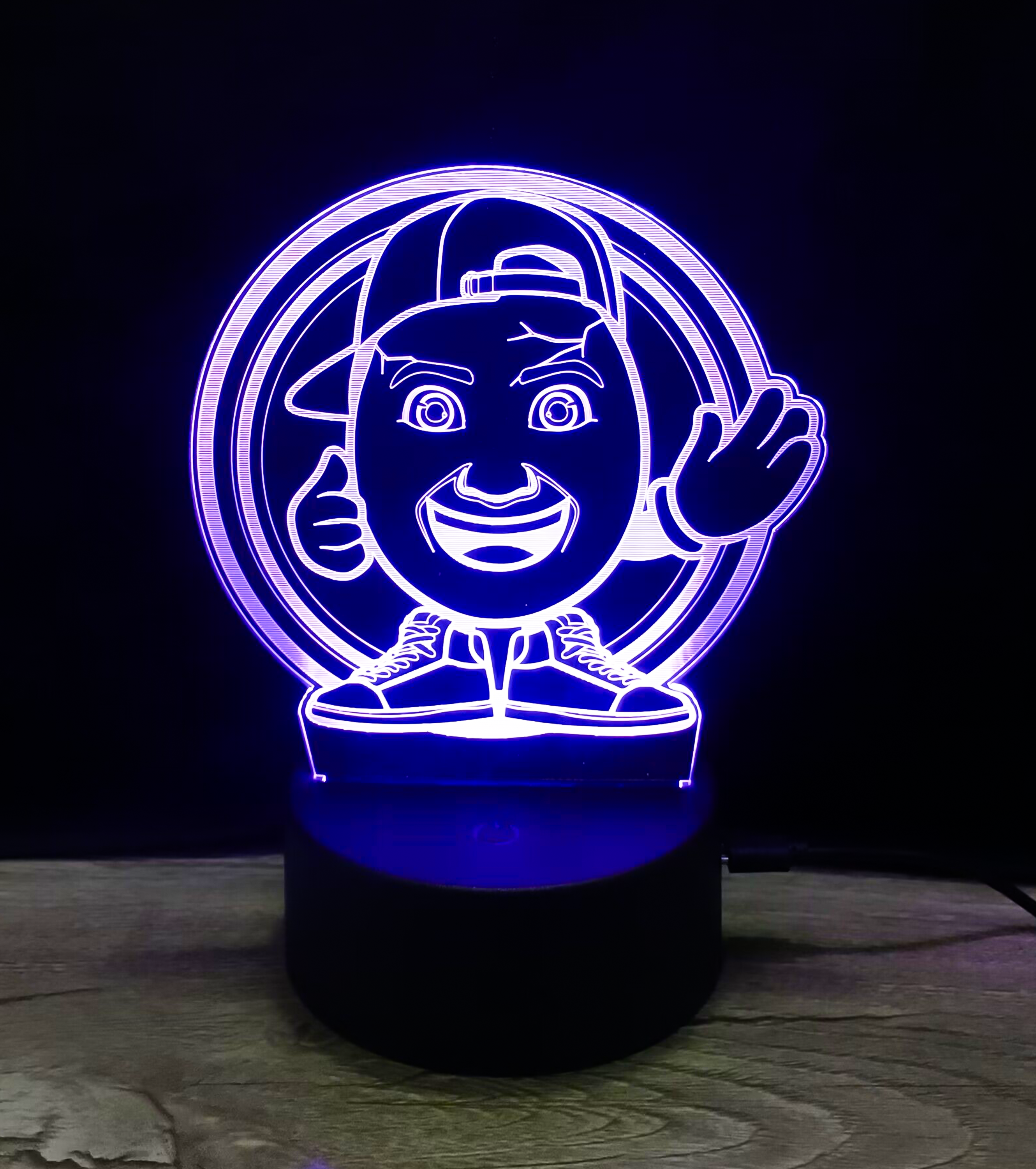 3D-LED-Lampe von ClashGames in leuchtendem Lila mit coolem Clashi-Motiv – ein Must-have für Gamer-Zimmer und Merchandise-Fans.