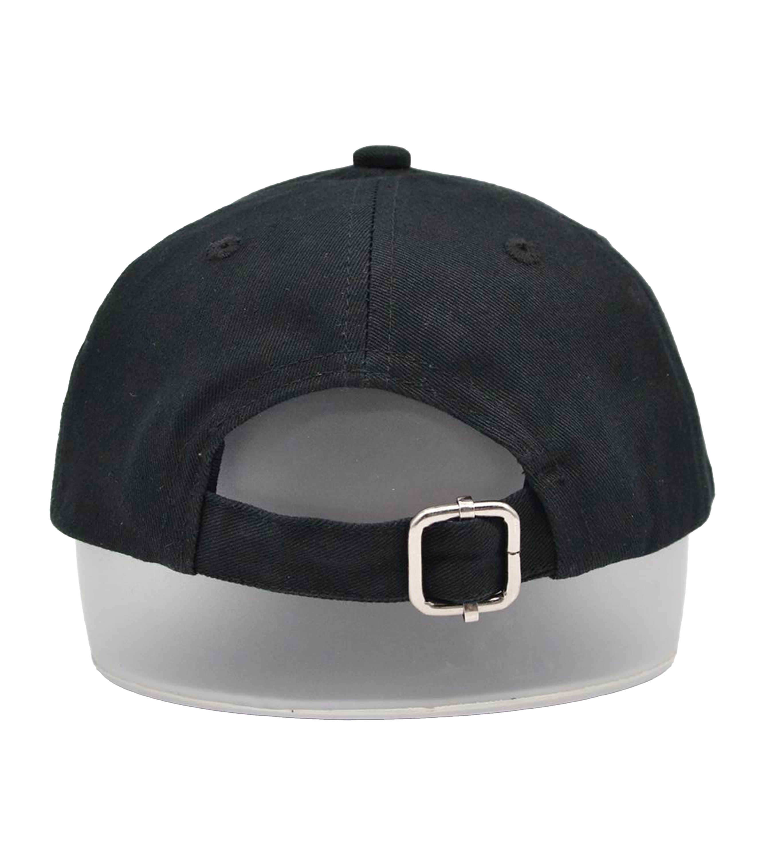 Rückseite einer schwarzen Basecap mit silberfarbener Metallschnalle und verstellbarem Riemen für individuelle Passform. Strapazierfähiges Material und dezentes Design.