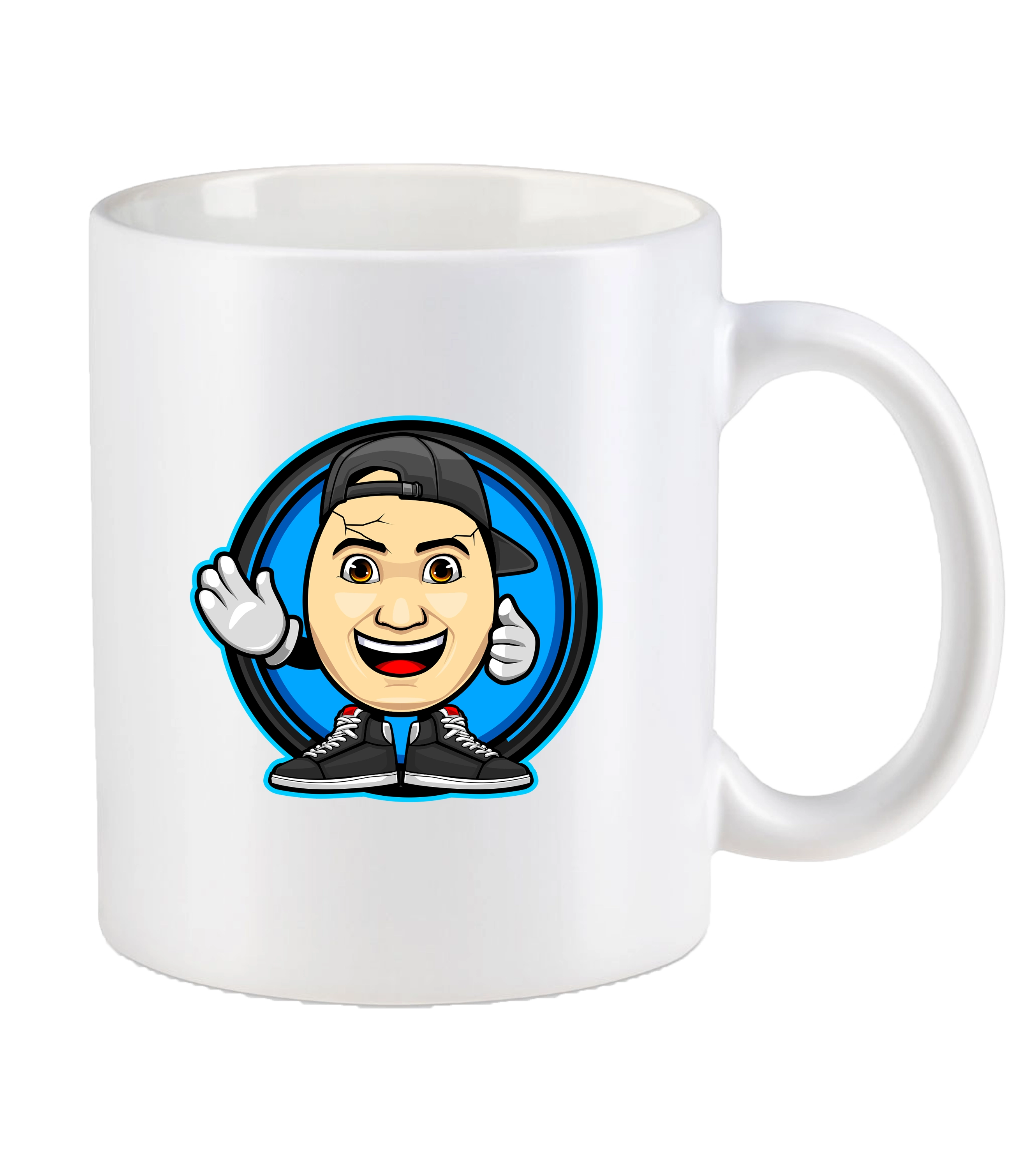 Weiße Kaffeetasse mit dem auffälligen ClashGames Logo – Cartoonfigur mit Cap, Sneakern und breitem Grinsen auf blauem Hintergrund.