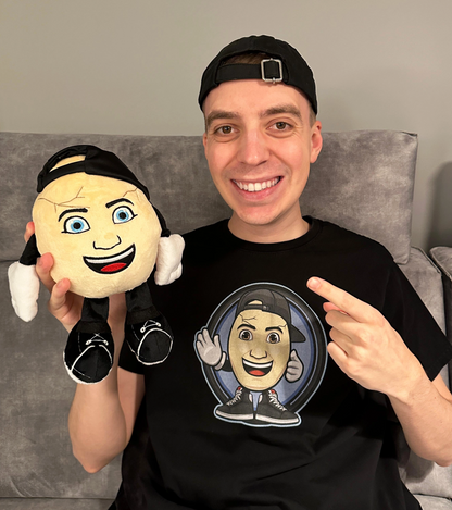 ClashGames-Creator Clashi hält sein eigenes Plüschtier in der Hand und trägt ein T-Shirt mit dem passenden Motiv – perfekte Kombination für Fans.

