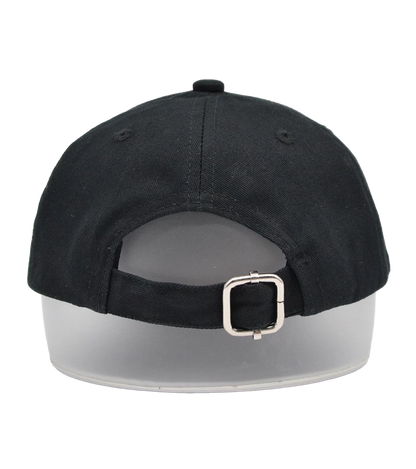 Rückseite einer schwarzen Basecap mit silberfarbener Metallschnalle und verstellbarem Riemen für individuelle Passform. Strapazierfähiges Material und dezentes Design.