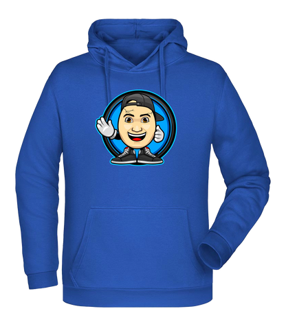 Blauer Hoodie mit großem Emote-Frontdesign von ClashGames, Cartoonkopf mit Basecap, Sneakers und Handschuhen vor blauem Kreis.
