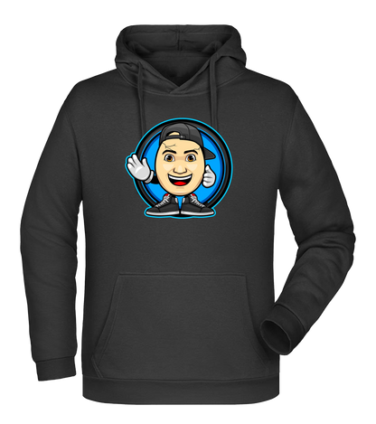 Alt-Text: Schwarzer Hoodie mit großem Emote-Frontdesign von ClashGames, Cartoonkopf mit Basecap, Sneakers und Handschuhen vor blauem Kreis.