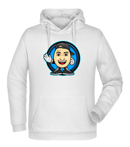 Weißer Hoodie mit großem Emote-Frontdesign von ClashGames, Cartoonkopf mit Basecap, Sneakers und Handschuhen vor blauem Kreis.