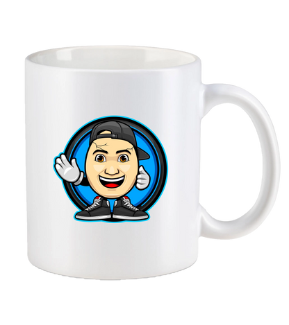 Weiße Kaffeetasse mit dem auffälligen ClashGames Logo – Cartoonfigur mit Cap, Sneakern und breitem Grinsen auf blauem Hintergrund.







